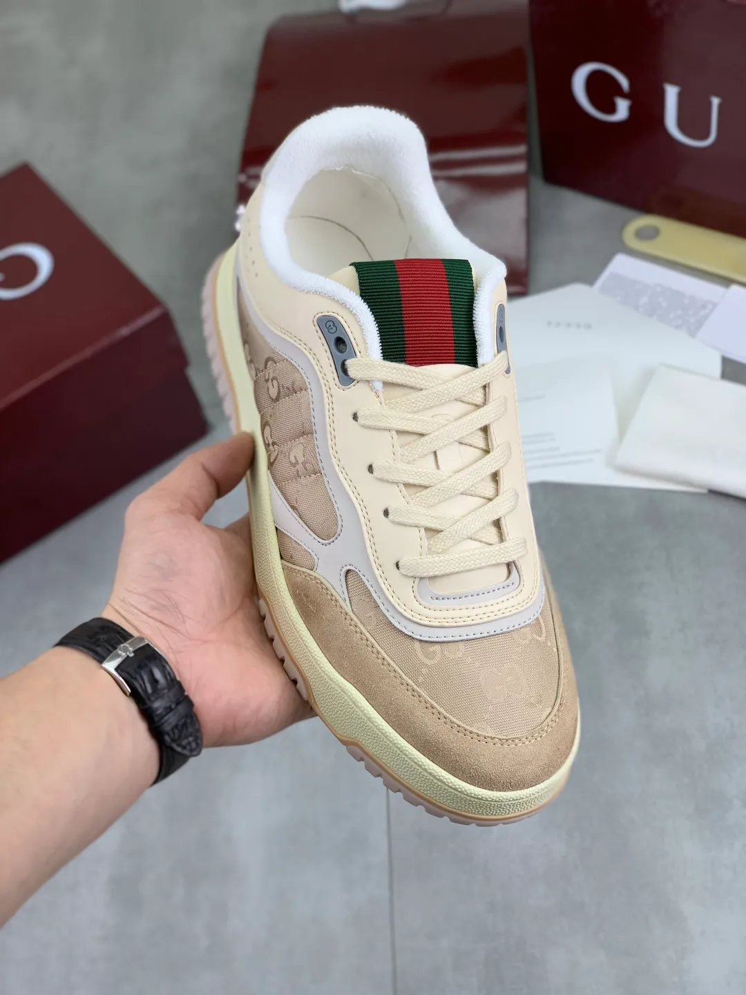 Men's men's shoes 💰P542 new Gucci Gucci couple 🧑‍🤝‍🧑 autumn and winter low-end catwalk casual sneakers, top version! Oil edge craftsmanship. New model for early spring, creating a perfect style, cool and sassy, ​​c-position fashionable wear, classic shoe style with retro and futuristic feel, showing exquisite texture! Open mold to customize high-density outsole. Comes fully packaged. Size: 35-45 Fabric: Imported calfskin punching Lining: Imported original towel lining